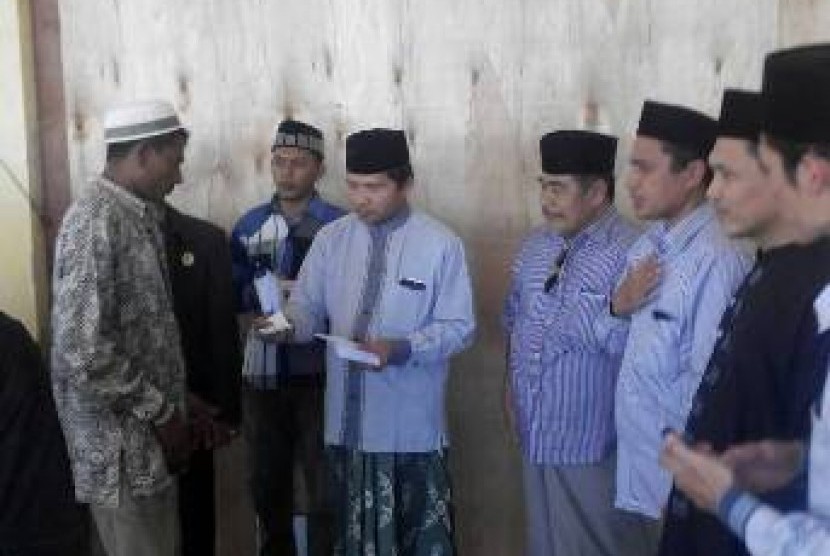 pengurus besar nahdhatul ulama (pbnu) tengah memberikan bantuan kepada pengungsi rohingya di aceh