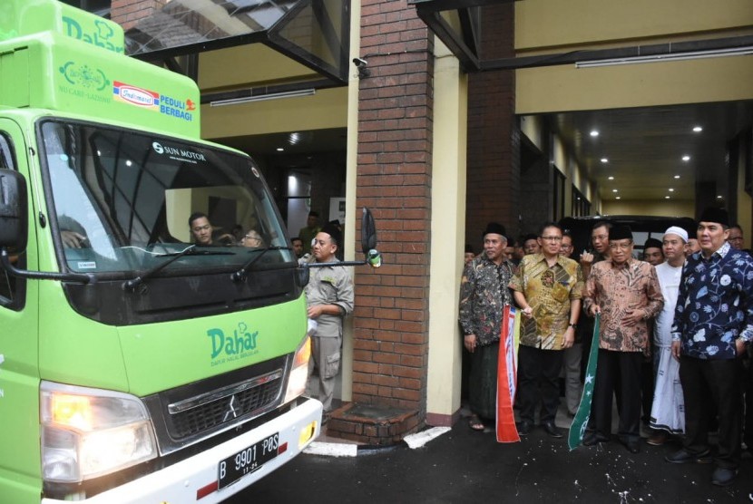 Pengurus Besar Nahdlatul Ulama (PBNU) dan PT. Indomarco Prismatama melepas mobil Dapur Halal Berjalan (DAHAR) ke Sulawesoi Tengah.  