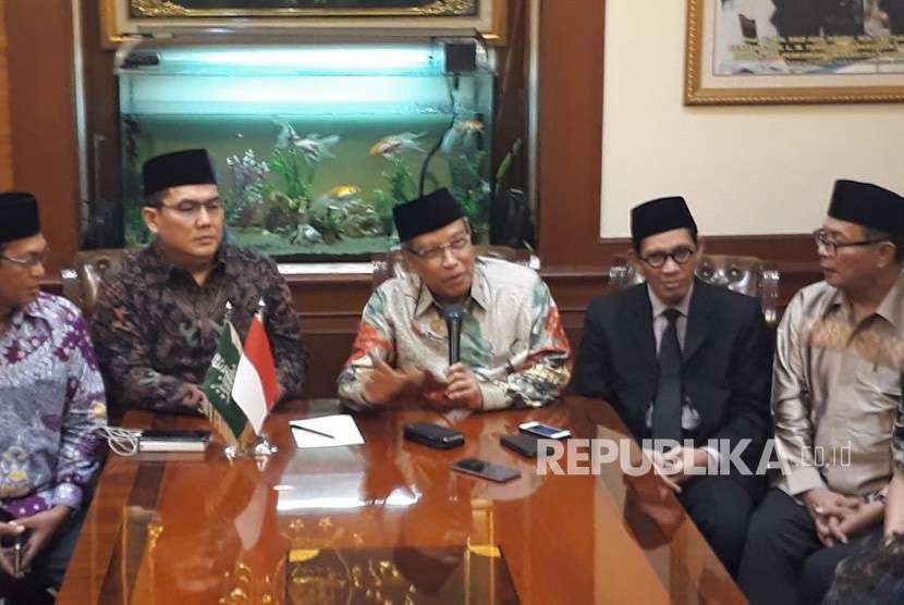 Pengurus Besar Nahdlatul Ulama (PBNU) lantunkan shalawat badar usai Jokowi menetapkan Rais Aam PBNU KH Ma'ruf Amin sebagai Cawapresnya di Gedung PBNU, Jakarta Pusat, Kamis (9/8). 