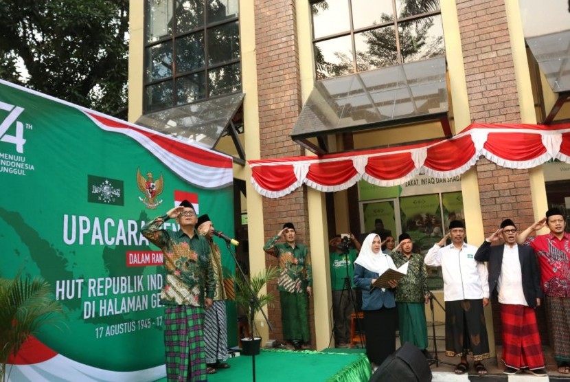 Pengurus Besar Nahdlatul Ulama (PBNU) menggelar upacara bendera hari kemerdekaan Republik Indonesia ke-74, di Halaman Gedung PBNU, Jl Kramat Raya, Jakarta, Sabtu (17/8). 