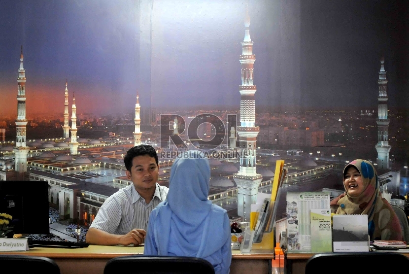 Pengurus biro perjalanan haji dan umroh memberikan keterangan kepada calon jamaah haji di Mihrab Qolbi Travel, Jakarta, Senin (27/7).