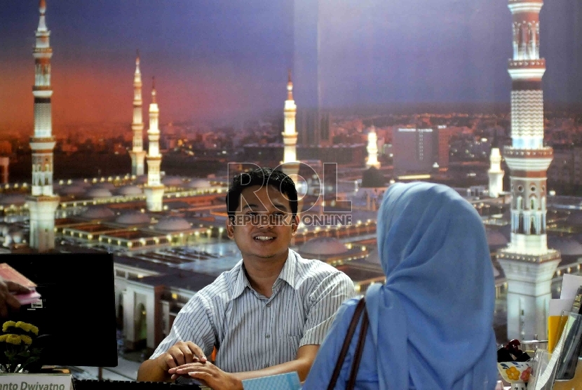 Pengurus biro perjalanan haji dan umroh memberikan keterangan kepada calon jamaah haji di Mihrab Qolbi Travel, Jakarta, Senin (27/7).