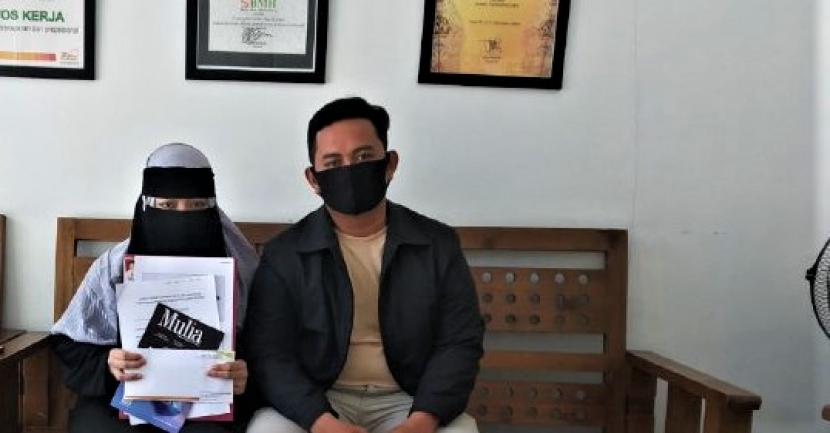 Pengurus BMH Perwakilan Kalimantan Barat menyerahkan beasiswa kepada Syarifah Fatimah Tuzzahra.