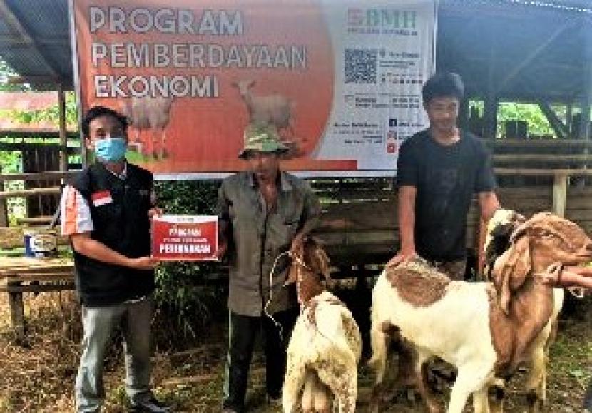 Pengurus BMH Perwakilan Kalimantan Timur menyerahkan kambing kepada Matsuri dalam rangka program pemberdayaan ekonomi.