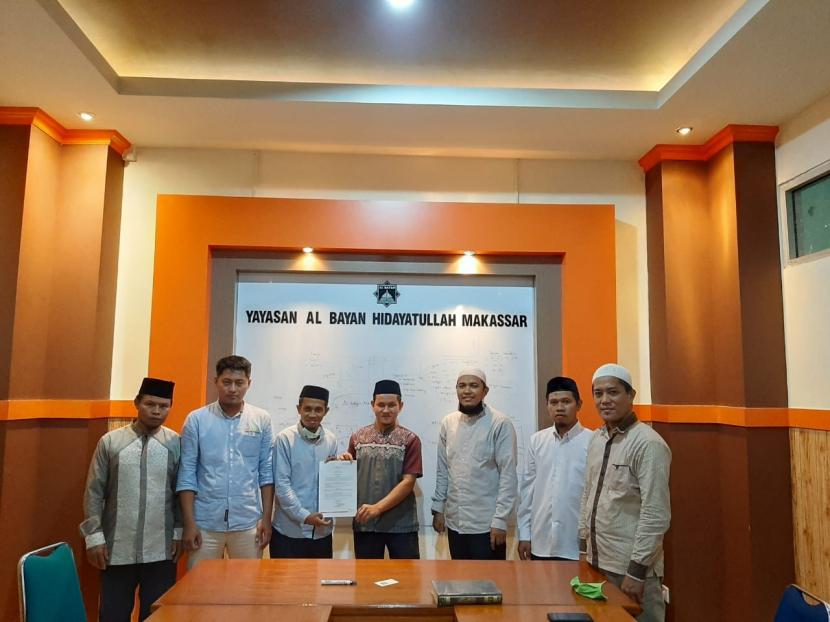Pengurus BMH Perwakilan Sulsel menyerahkan SK Mitra Zakat kepada pengurus Yayasan Al Bayan Hidayatullah Makassar.