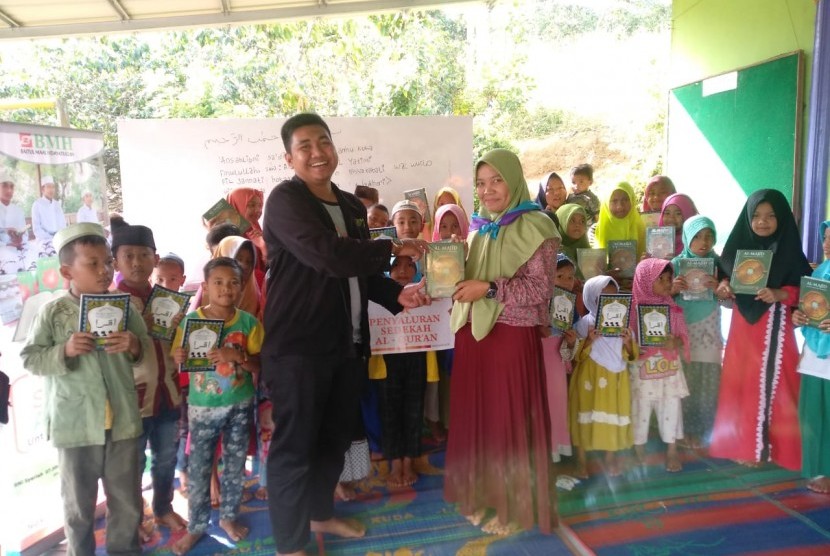 Pengurus BMH Perwakilan Sumut menyerahkan Sedekah Alquran kepada masyarakat minoritas Muslim di Kabupaten Karo.
