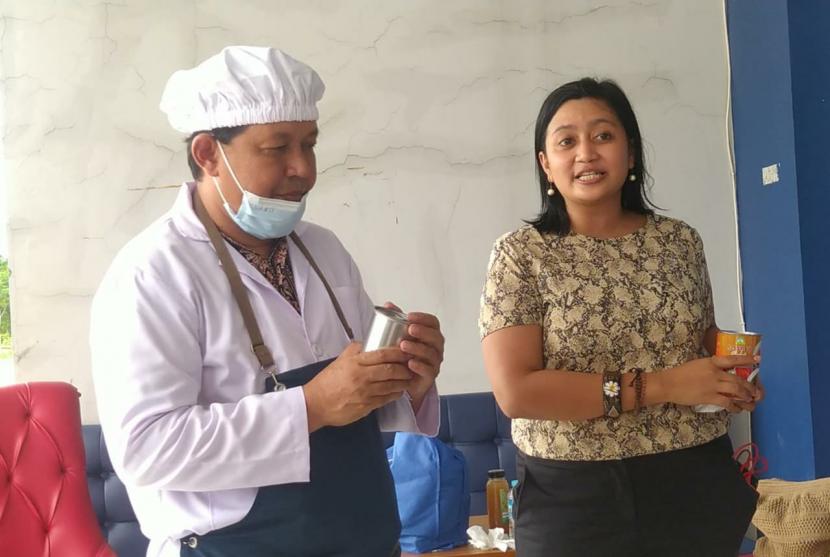 Pengurus BPP HIPMI Bidang Pemasaran dan Pelatihan UMKM, Charlie Angel (kanan) memfasilitasi pelaku UMKM untuk melihat langsung teknologi pengalengan makanan di Okwi Food Indonesia, di Cibinong, Bogor Jawa Barat. 