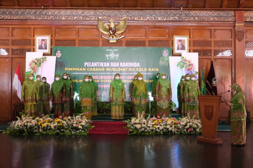 Pengurus Cabang (PC) Muslimat Nahdlatul Ulama (NU) periode 2021-2026 di tujuh kabupaten/kota se-Solo Raya menjalani prosesi pelantikan di Pendhapi Gede Balai Kota Solo, Sabtu (23/10)
