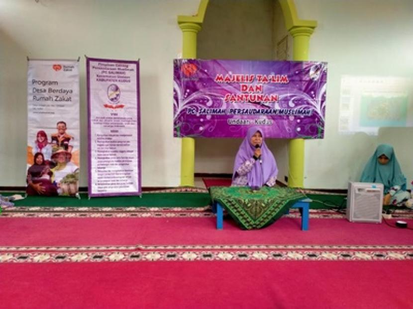 Pengurus cabang salimah Kecamatan Undaan yang disupport oleh Rumah Zakat melaksanakan kegiatan rutin majelis taklim dan santunan bagi janda dhuafa, Ahad (15/3). 