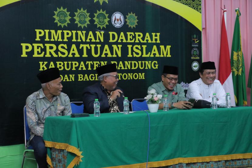 Pengurus Daerah (PD) dan Pengurus Cabang (PC) Persatuan Islam (Persis) dari 31 kecamatan se-Kabupaten Bandung mendukung 13 program prioritas Bupati Bandung Dadang Supriatna agar dilanjutkan.