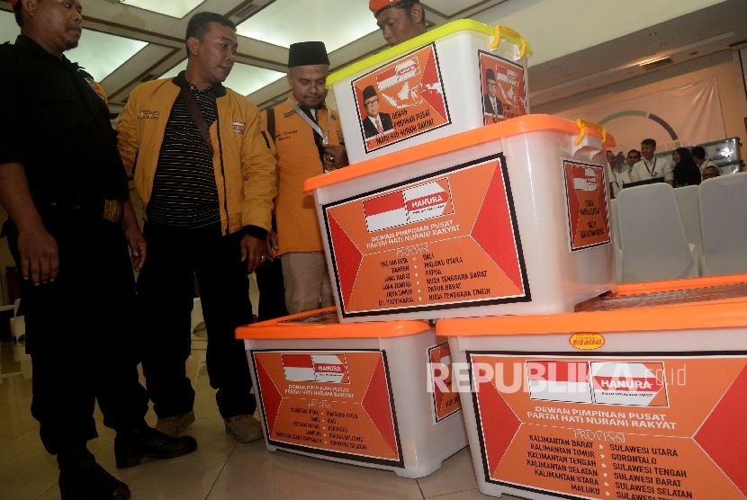 Pengurus dan keder Partai Hanura menata boks kontainer berisi syarat dan dokumen pendaftaran saat mendaftarkan partainya di KPU Pusat, Jakarta, Kamis (12/10).