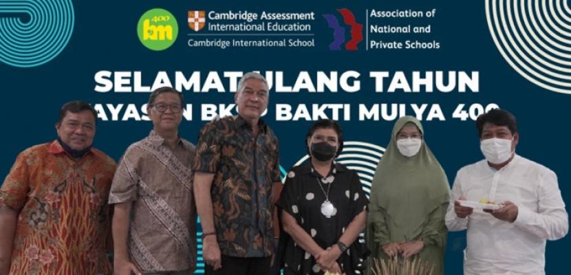 Pengurus dan Pelaksana Harian Yayasan Sekolah Bakti Mulya 400 (dari kiri ke kanan): Asep Syarifudin Hidayat, Lendi Basarah, Baskara Sukarya dan Ana Subagja (Ketua Dewan Pengurus), Wahuni Kamila,  Sutrisno Muslimin (Ketua Pelaksana Harian).