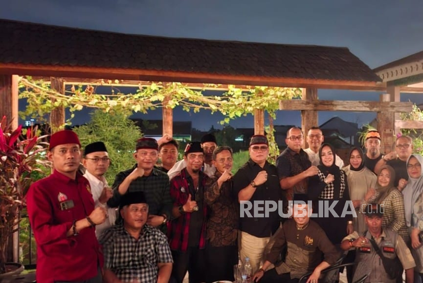 Pengurus Dewan Adat Bamus Betawi menggelar rapat untuk memperkuat kinerja organisasi dan melestarikan budaya Betawi.