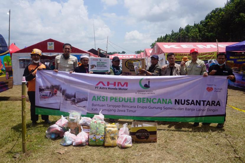 Pengurus Dewan Masjid Al Haqqul Mubiin salurkan bantuan Tanggap Darurat Erupsi Semeru melalui Ruma Zakat dalam Aksi Peduli Bencana Nusantara, senin (13/12) pagi.