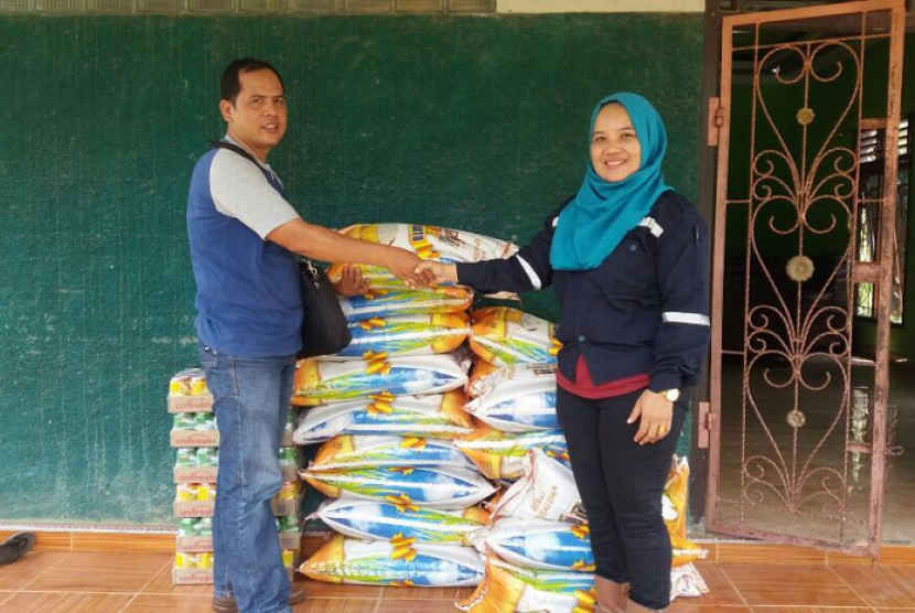 Pengurus Dewan Pimpinan Anak Cabang (DPAC)  MKGR Bayung Lencir memberikan bantuan beras sebanyak 3,5 ton kepada warga tidak mampu 