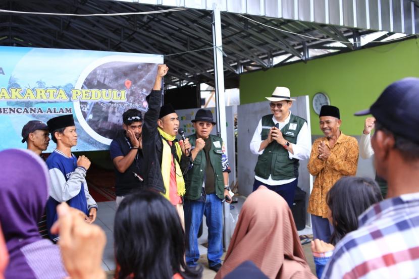 Pengurus Dewan Pimpinan Daerah (DPD) DKI Jakarta IKA Undip berkoordinasi dengan DPD Jawa Barat turun langsung memberikan bantuan kepada para pengungsi di sejumlah desa, Kamis (29/12/2022). 