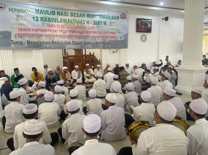 Pengurus Dewan Pimpinan Pusat Front Pemuda Muslim Maluku (DPP FPMM) bekerja sama DPP Angkatan Muda Bima Indonesia (AMBI) menggelar peringatan Maulid Nabi Muhammad SAW 1433 H, Sabtu (6/11). 