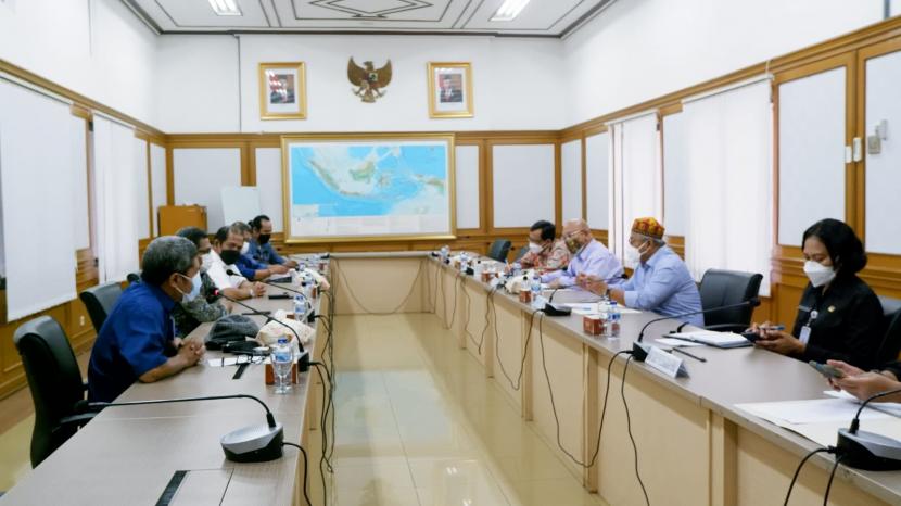 Pengurus Dewan Pimpinan Pusat Partai Rakyat Adil Makmur (DPP Prima) beraudiensi dengan komisioner KPU di kantor KPU, Jakarta Pusat, Rabu (25/8).