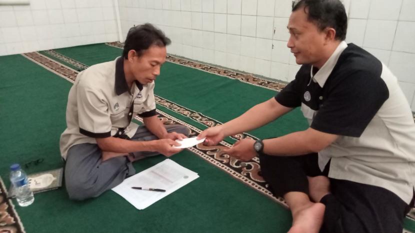 Pengurus DKM Masjid Al Ikhlas Bosowa Bina Insani (BBI) Bogor menyerahkan bantuan dana  pendidikan kepada salah seorang karyawan Sekolah Bosowa Bina Insani (SBBI).