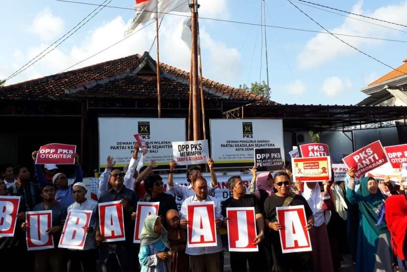 Pengurus DPD, DPW, DPC, kader, dan anggota PKS se-Bali mengundurkan diri dari keanggotaan partai. Pernyataan sikap ini respons atas kesewenangan dan sikap otoriter DPP PKS pusat yang tidak lagi sejalan dengan nilai-nilai musyawarah kepartaian. 
