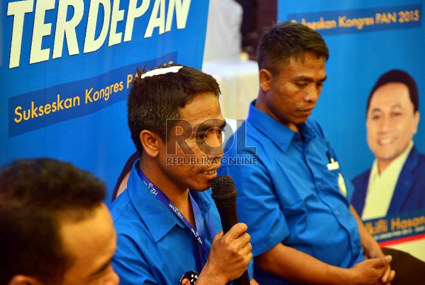 Pengurus DPD PAN Kab Karo, Sumatera Utara, Muhhamad Rafi Ginting (tengah) menunjukkan bekas luka kepalanya dalam jumpa pers di Nusa Dua, Bali, Ahad (1/3).