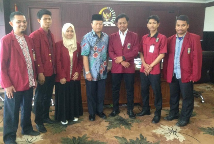 Pengurus DPP IMM DKI berfoto bersama Wakil Ketua MPR Hidayat Nur Wahid. 