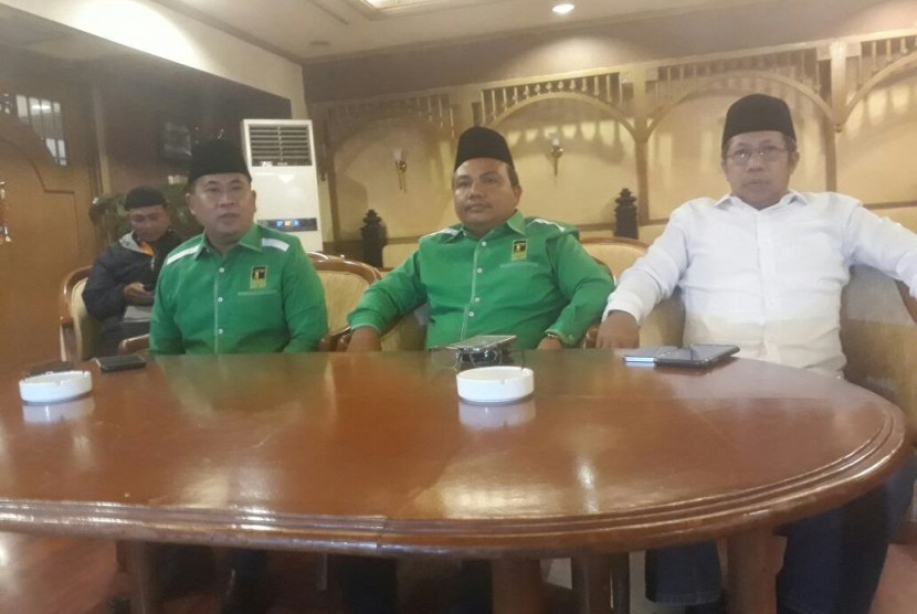 Pengurus DPP PPP kubu Djan Faridz. Ketua DPP Ahmad Ghozali Harahap (tengah), Sekjen DPP PPP Sudarto (Kiri) Wasekjen DPP PPP Yunus Rajak (Kanan). 