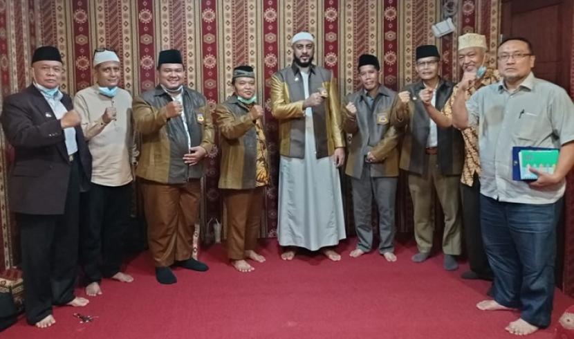 Pengurus Forum Dai Kamtibmas berfoto bersama Pengurus Yayasan Syekh Ali Jaber dalam silaturahim yang digelar di Jakarta, Selasa (15/12).