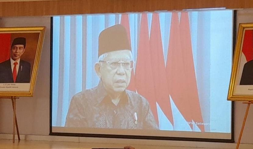 Pengurus Forum Jurnalis Wakaf Indonesia  (Forjukafi) memberikan cinderamata kepada Ketua MPR RI Bambang Soesatyo dalam Rapat Kerja Nasional (Rakernas) Perdana Forjukafi di Perpustakaan Nasional pada Jumat (7/10/2022). 