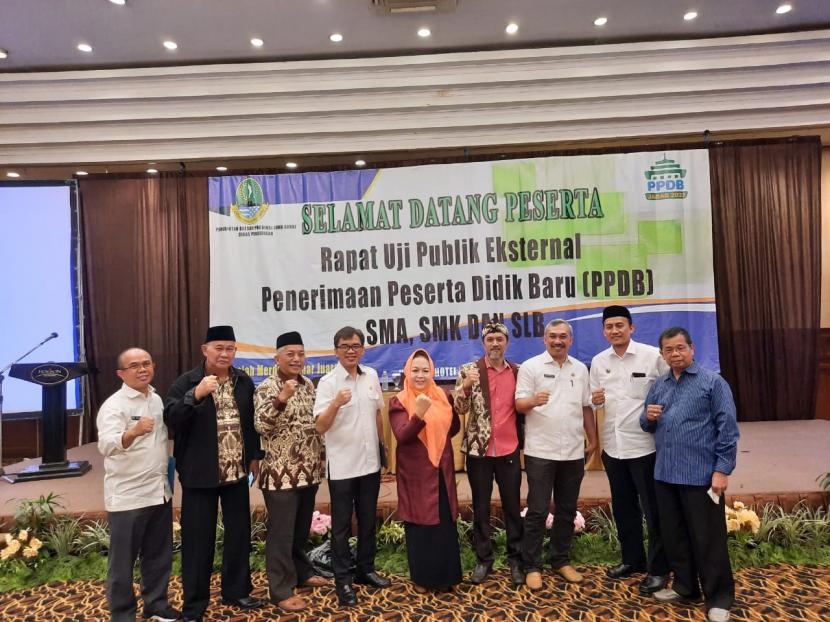 Pengurus Forum Kepala Sekolah Swasta (FKSS) Jawa Barat dan Kota Bogor menghadiri Rapat Uji Publik Eksternal Penerimaan Peserta Didik Baru (PPDB) SMA, SMK dan  SLB Se-Jawa Barat, di Bandung, Rabu (30/3).