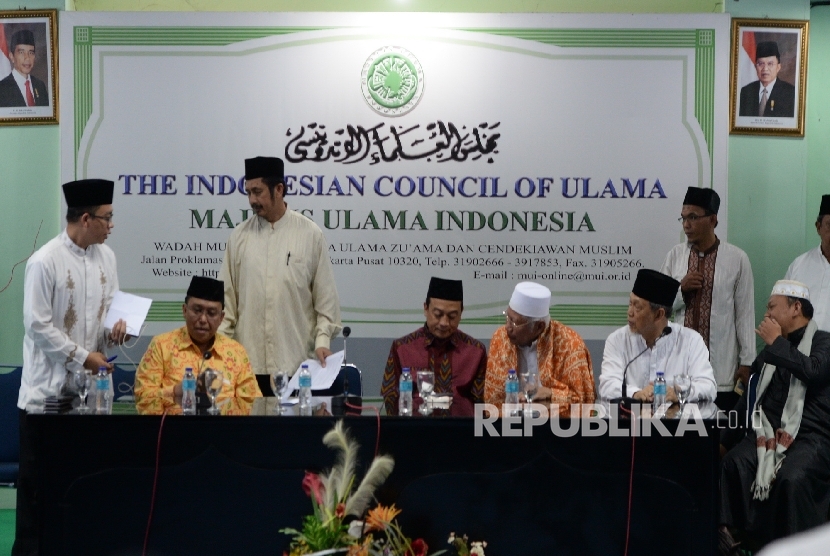 Pengurus GNPF-MUI bersiap melakukan konfernsi pers penyataan sikap GNPF-MUI terkait perlakuan terhadap KH Maruf Amin saat sidang penistaan agama di Jakarta, Jumat (3/2).