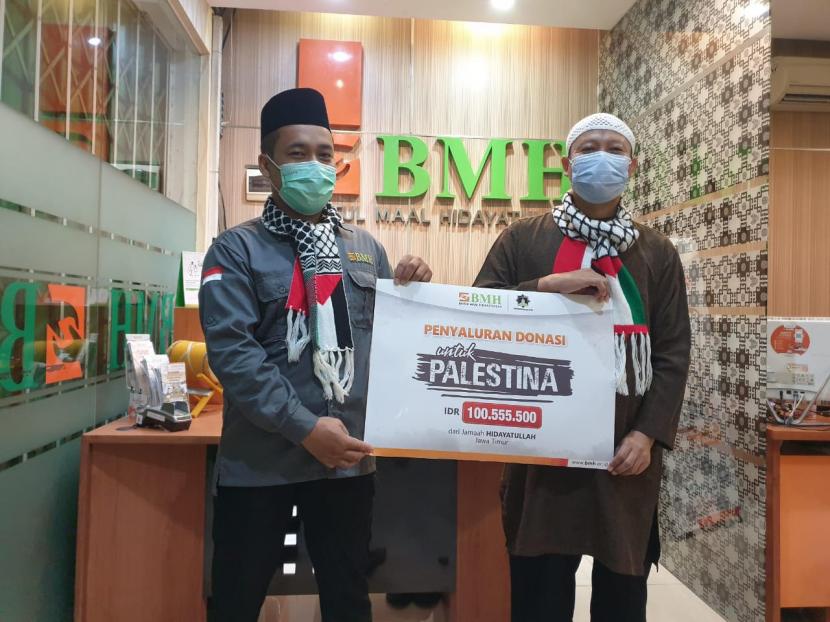 Pengurus Hidayatullah Jawa Timur menyerahkan donasi untuk Palestina kepada Pengurus  Laznas BMH Perwakilan Jata Timur, Rabu (9/6).