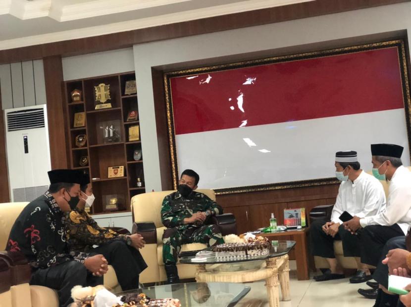 Pengurus Hidayatullah Sulawesi Selatan (Sulsel) bertemu Panglima Kodam Hasanuddin Mayjen TNI Mochamad Syafei Kasno di Markas Kodam Hasanuddin, Makassar, Senin (10/5).
