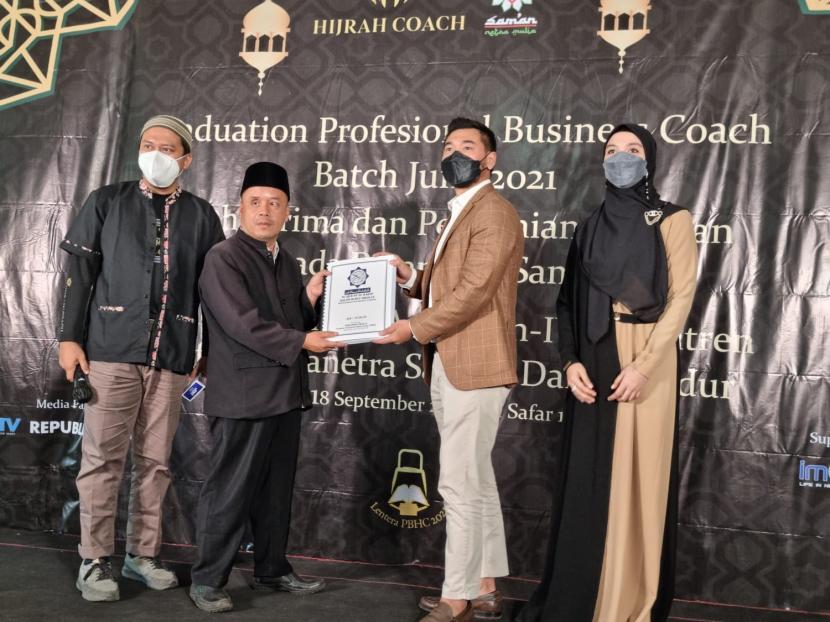 Pengurus Hijrah Coach memberi bantuan 100 set Alquran braille kepada penyandang disabilitas di Pondok Pesantren Sam’an, Kampung Sekegawir, Desa Cimenyan, Kecamatan Cimenyan, Kabupaten Bandung, Jawa Barat, Sabtu (18/9).