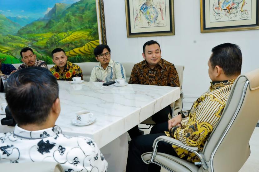 Pengurus Ikatan Alumni Fakultas Ilmu Sosial dan Politik Universitas Syiah Kuala (IKA FISIP USK) mengundang Ketua MPR Bambang Soesatyo untuk menghadiri pelantikan di Kota Banda Aceh.