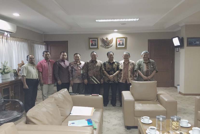 Pengurus Indonesia Bermutu berfoto bersama dengan Kakanwil Kemenag DKI  Jakarta Abdurrahman di Jakarta, Jumat (13/5). 