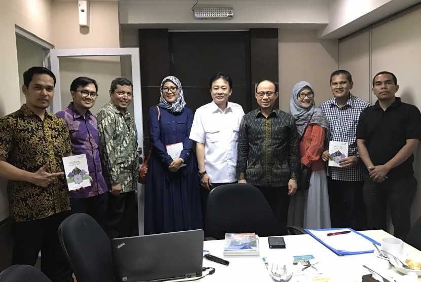 Pengurus Indonesian Islamic Travel Communication Forum (IITCF) dan Asosiasi Tour Leader Muslim Indonesia (ATLMI) beraudensi dengan  Ketua Tim Percepatan Wisata Halal, Kementerian Pariwisata Riyanto Sofyan Sofyan Hotel Betawi, Jakarta, Kamis (16/3).
