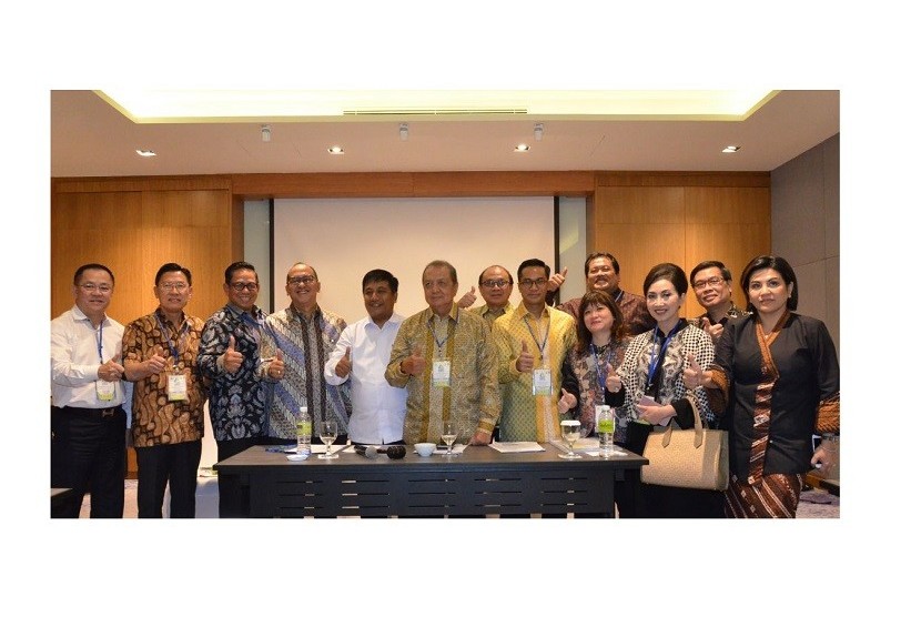 Pengurus Kadin memberikan keterangan pers di sela-sela rangkaian Rapimnas Kadin yang digelar di Hotel Radisson, Batam - Kepulauan Riau, Rabu  (13/12). Rapimnas Kadin mengagendakan upaya pembangunan daerah dan Sumber Daya Manusia.