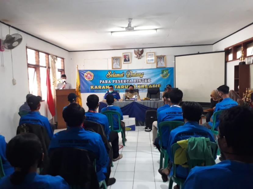 Pengurus Karang Taruna Kota Sukabumi diberi pelatihan untuk mendorong bangkitnya UMKM di Kelurahan Sudajayahilir, Kecamatan Baros, Selasa (13/10).