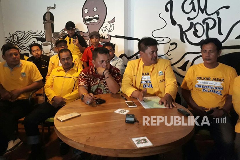 Pengurus Kecamatan (PK) dari berbagai daerah di Jabar, menyayangkan keputusan Dedi Mulyadi yang menerima keputusan DPP Golkar Jabar untuk mendukung pasangan Ridwan Kamil (Emil) dan Daniel Muttaqien di Pilgub Jabar 2018. Mereka menggelar konferensi pers di Bandung, Selasa (7/11). 