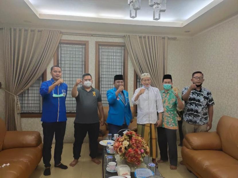 Pengurus KNPI bersilaturahim ke kediaman tokoh masyarakat Banten Embay Mulya Syarief.
