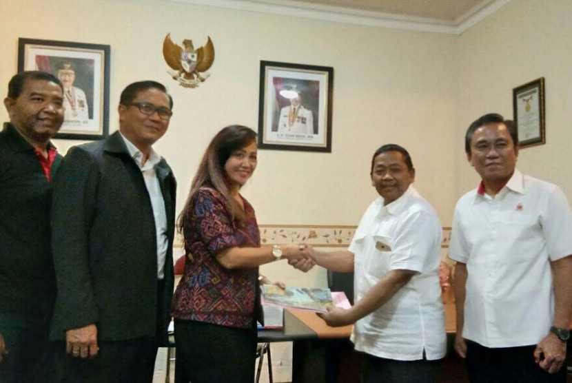 Pengurus KONI Bali dipimpin Ida Ayu Ratih Herawati (ketiga kiri) diterima  Wakil Sekretaris Umum KONI Sumsel Ade Karyana (kedua kanan).