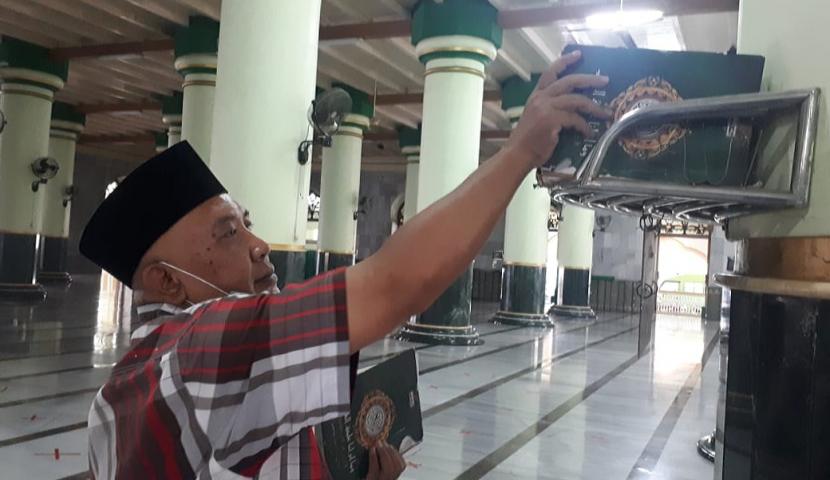 Pengurus Masjid Agung Semarang menyiapkan mushaf Quran di ruang utama masjid