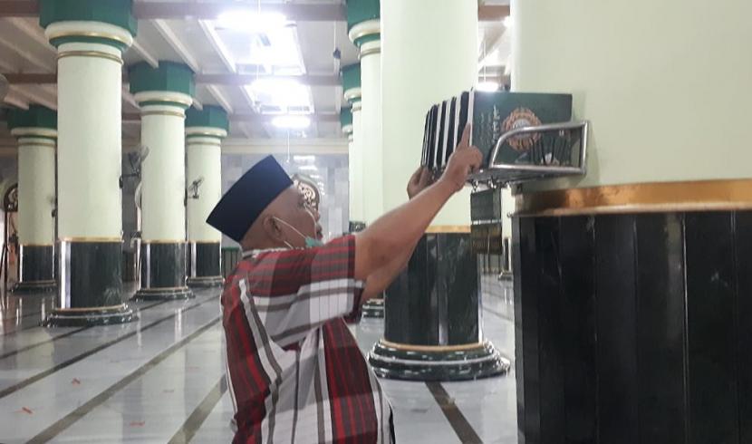Pengurus Masjid Agung Semarang menyiapkan mushaf Quran di ruang utama masjid untuk menyambut berbagai kegiatan amaliah di bulan suci Ramadhan, Rabu (31/3). 