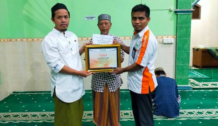 Pengurus Masjid Al-Furqon Sleman, Yogyakarta menyalurkan dana bantuan untuk korban erupsi Semeru melalui BMH Perwakilan Yogyakarta, Selasa (28/12).