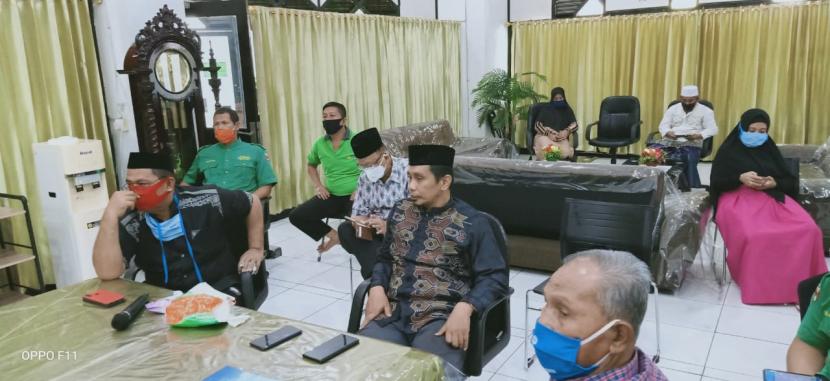Pengurus Masjid Al Markaz  Al Islami, Makassar menggelar rapat untuk rencana pelaksanaan Sholat Jumat yang mulai kembali dilaksanakan besok. 