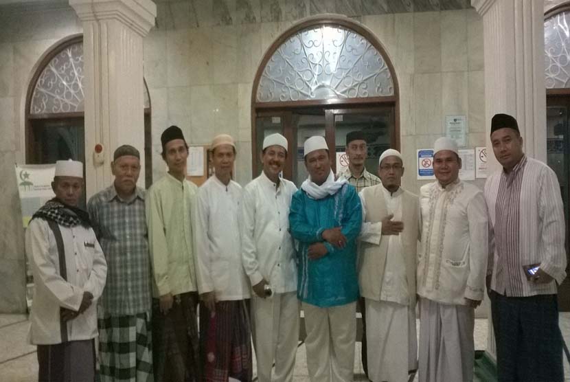 Pengurus Masjid Baiturrahman, Pondok Labu, Jakarta Selatan, bersama  para pengisi acara tausiyah, zikir, muhasabah dan doa akhir tahun 2015.
