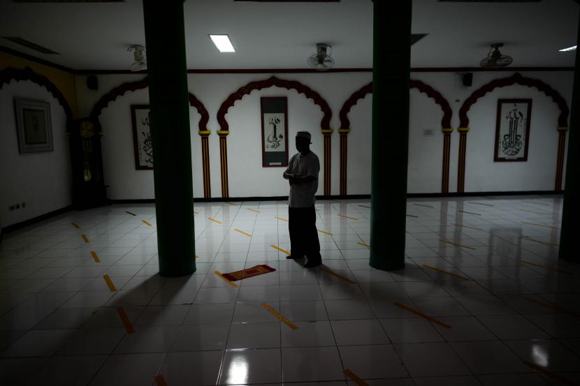 Pengurus masjid melaksanakan shalat di Masjid Lautze di Jalan Lautze, Sawah Besar, Jakarta.
