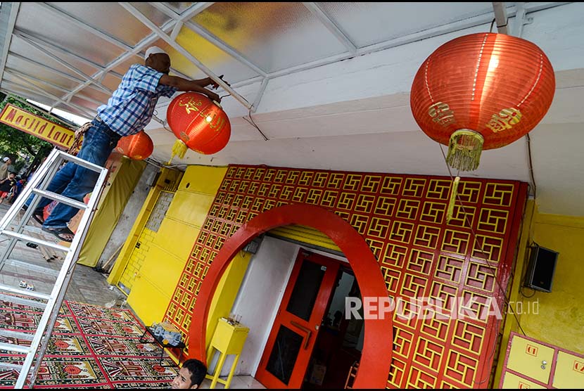 Pengurus Masjid memasang pernak-pernik di Masjid Lautze 2, Bandung, Jawa Barat, Rabu (16/5). Pemasangan pernak-pernik serta lampion tersebut dalam rangka menyambut Bulan Suci Ramadan 1439 H yang ditetapkan pemerintah pada Kamis (17/5). 