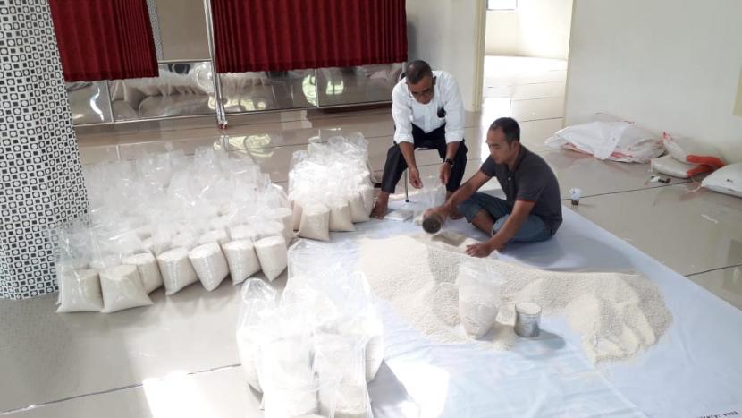 Pengurus Masjid Nurul Furqan Kelurahan Tanah Pak Lambik, Kota Padang Panjang, Sumatera Barat menyalurkan bantuan tahap ke dua bagi warga terdampak mewabahnya virus corona.